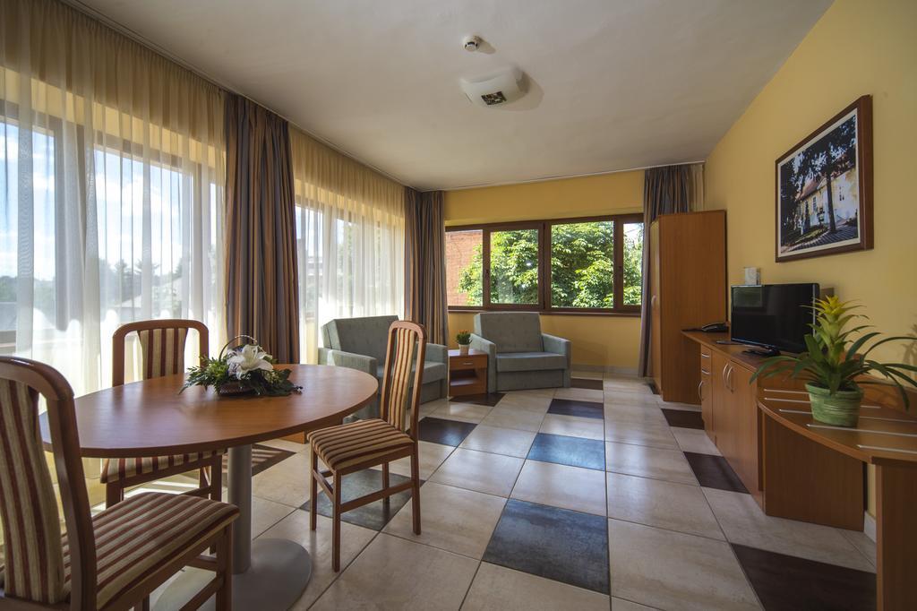 Duna Hotel Paks Exterior photo